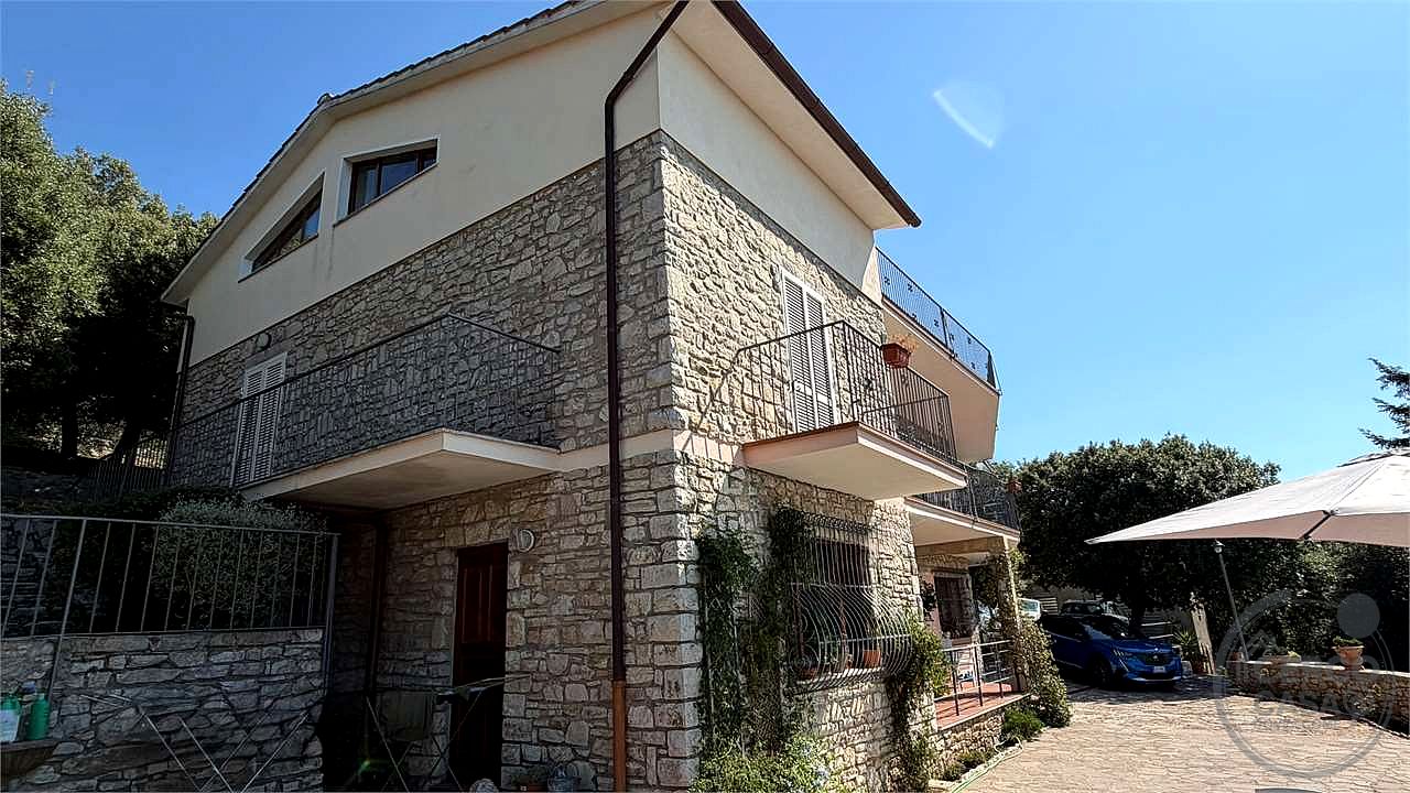 Esclusiva Villa Panoramica in Vendita a Trinità di Perugia