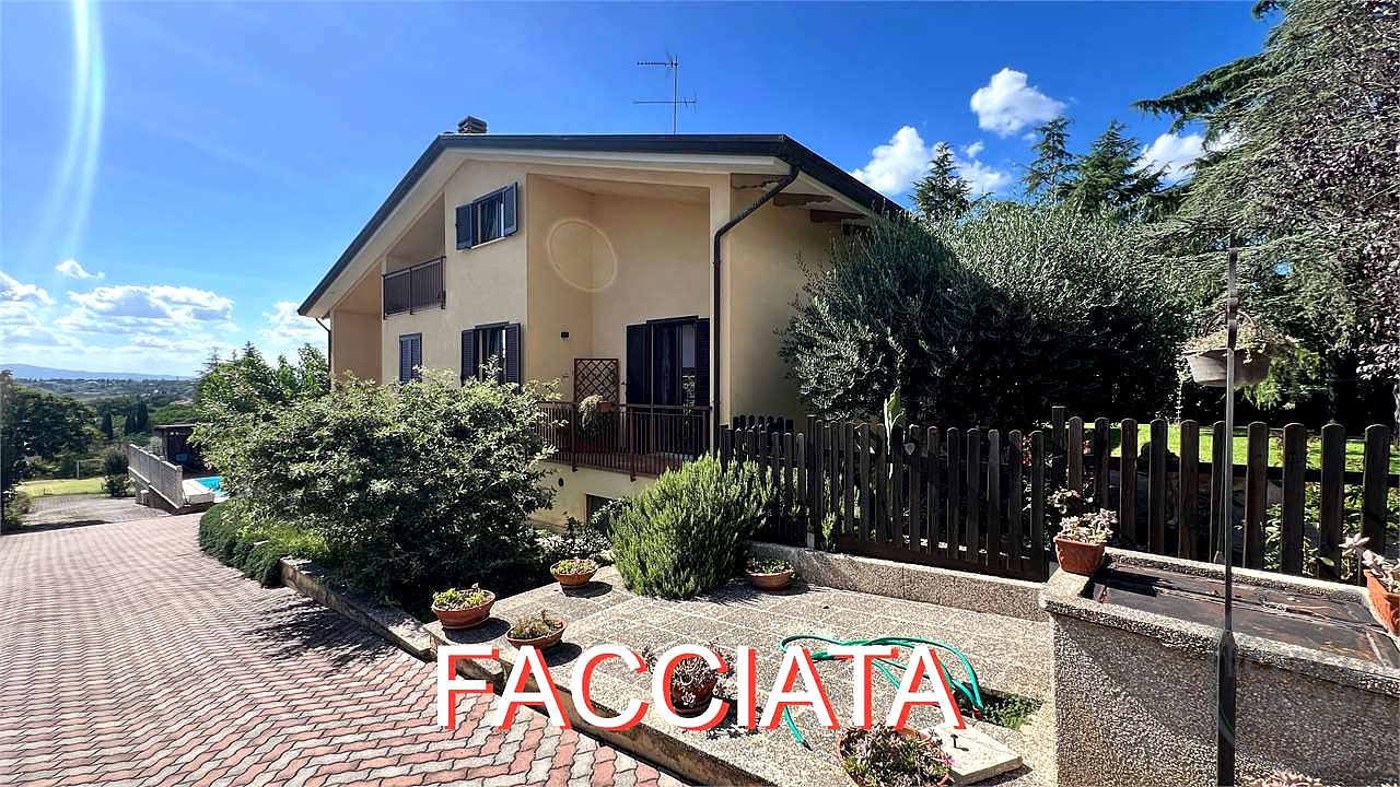 Villa con piscina e campo da tennis