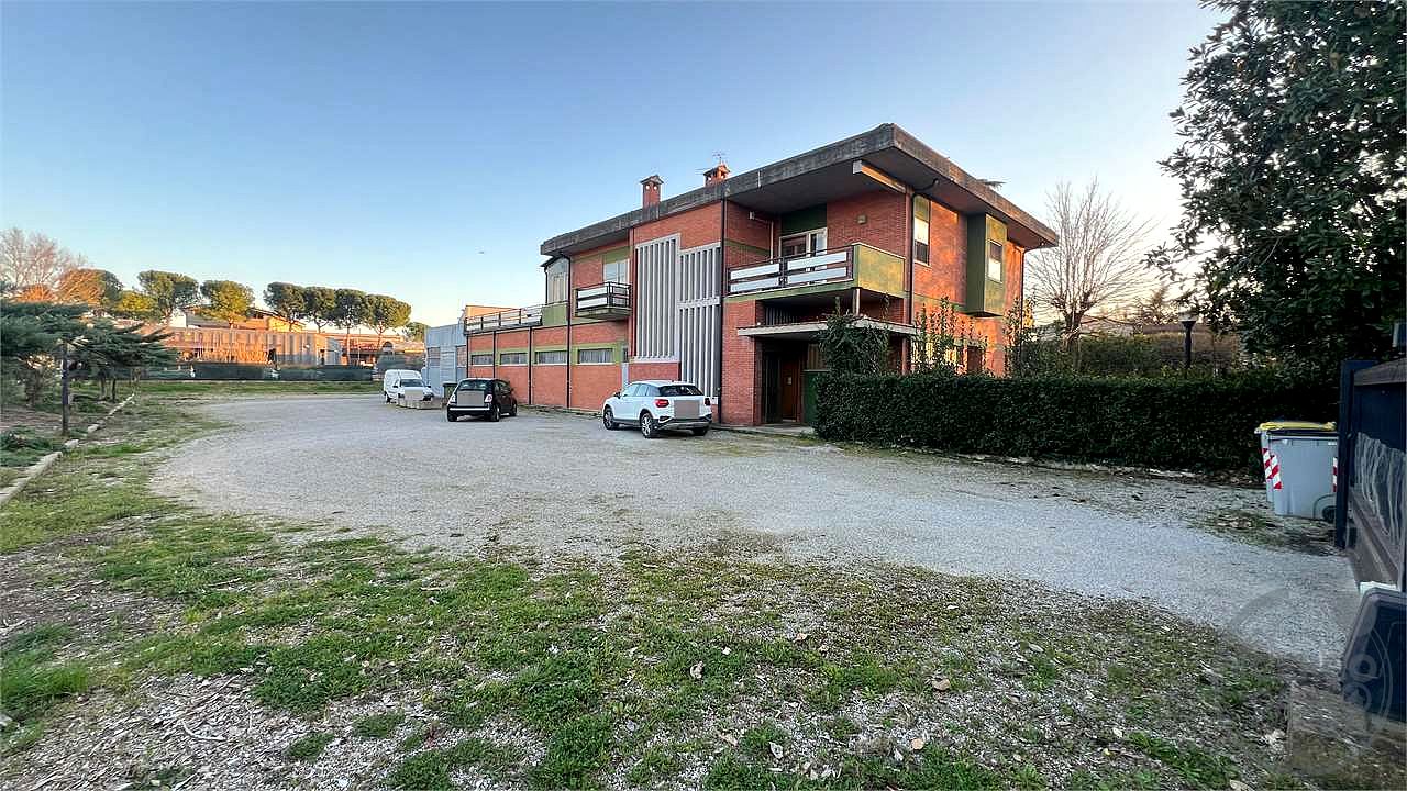 San Sisto immobile industriale indipendente con uffici e abitazione