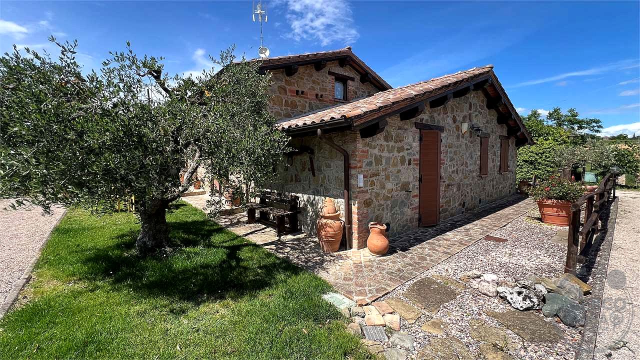 Il fascino del casale, il comfort del nuovo: villetta in pietra con giardino privato