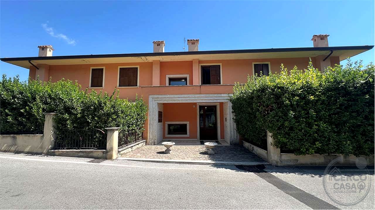 San Mariano,  Appartamento con le caratteristiche di una villa
